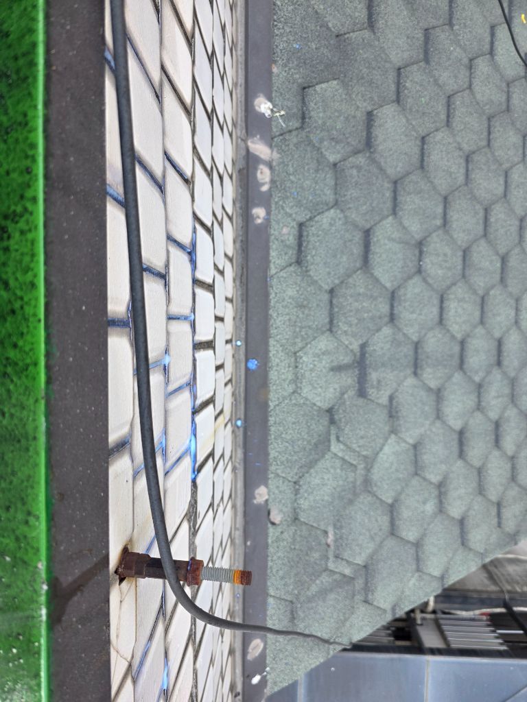 벽-바닥 연결부 녹슨 볼트