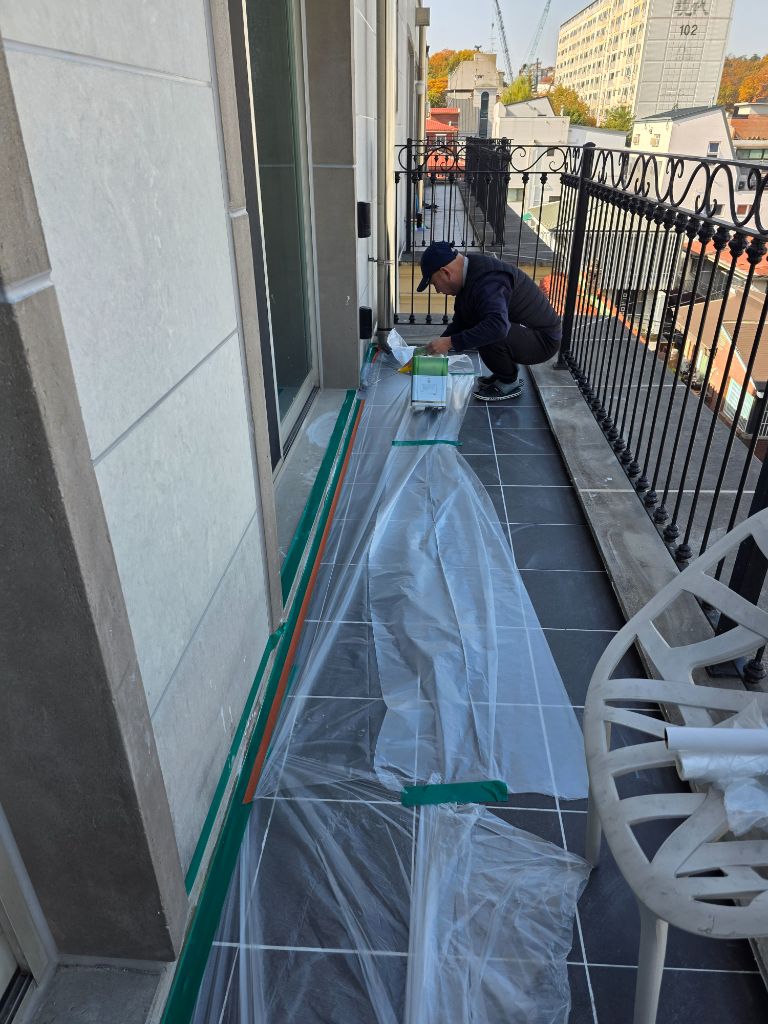 타일 마무리 보강 작업