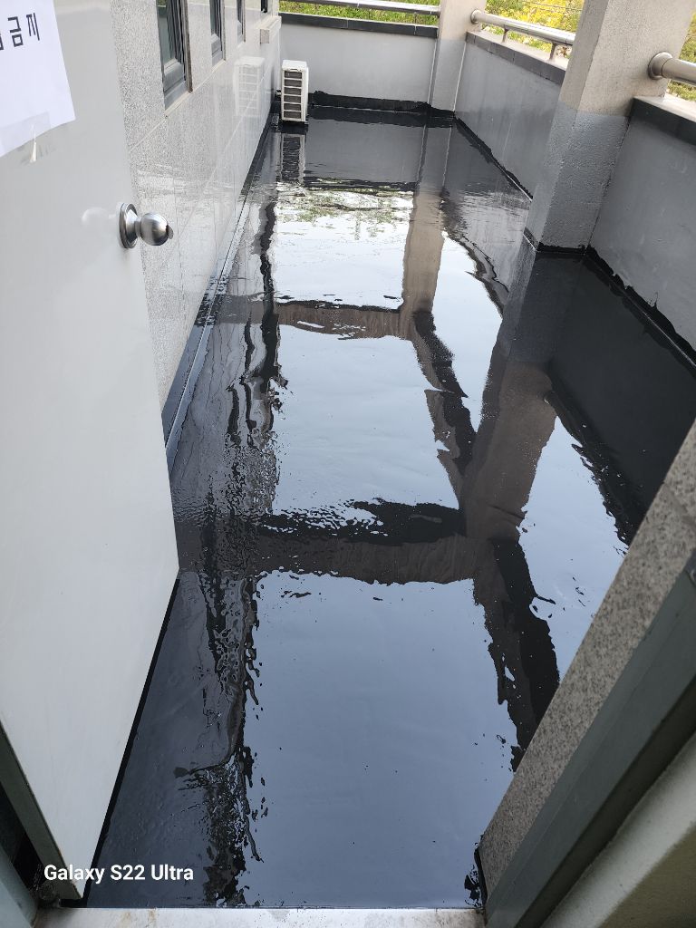 중정 공간 우레탄 마감 완료