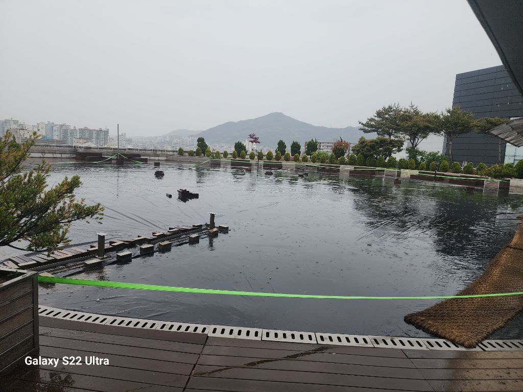 우천으로 물이 고인 옥상