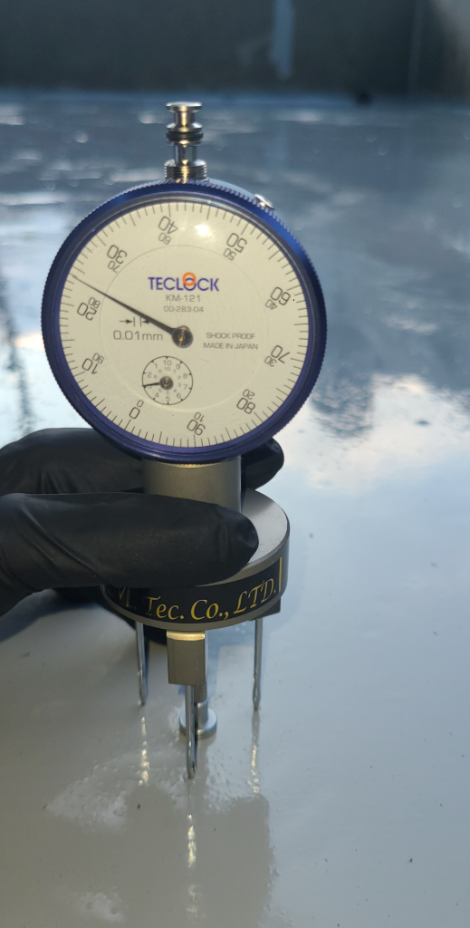 TECLOCK 정밀 측정기로 방수층 두께 검증