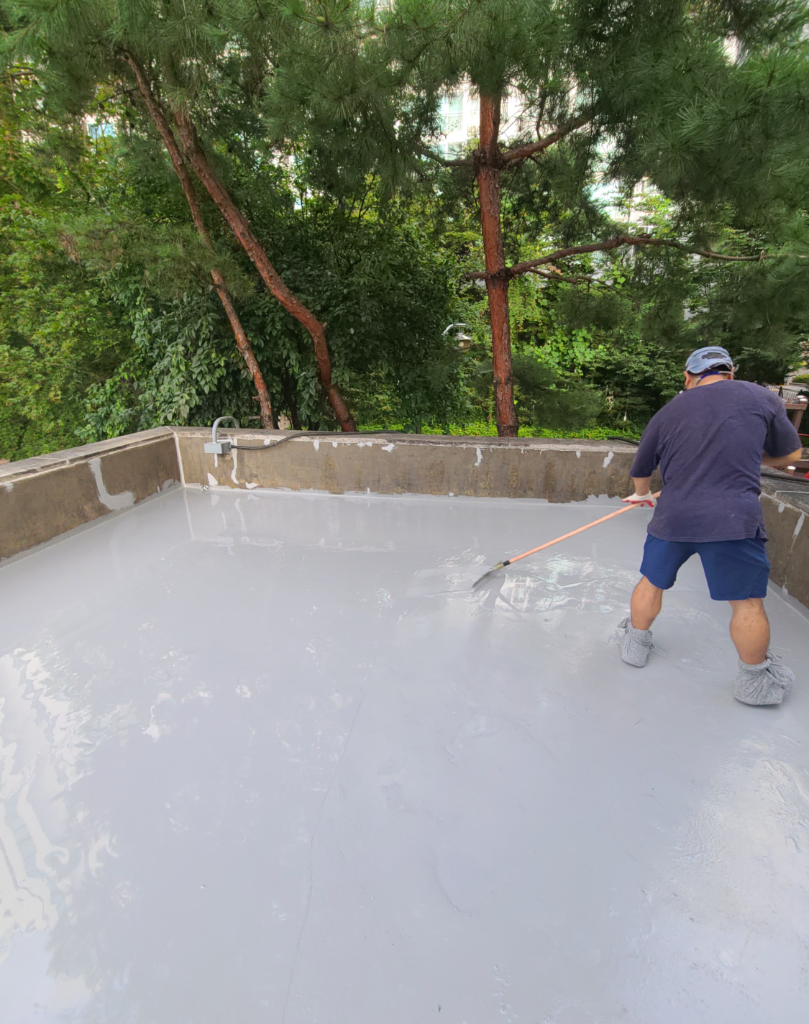 우레탄 2차 도포 작업 중 — 롤러를 이용한 균일한 시공