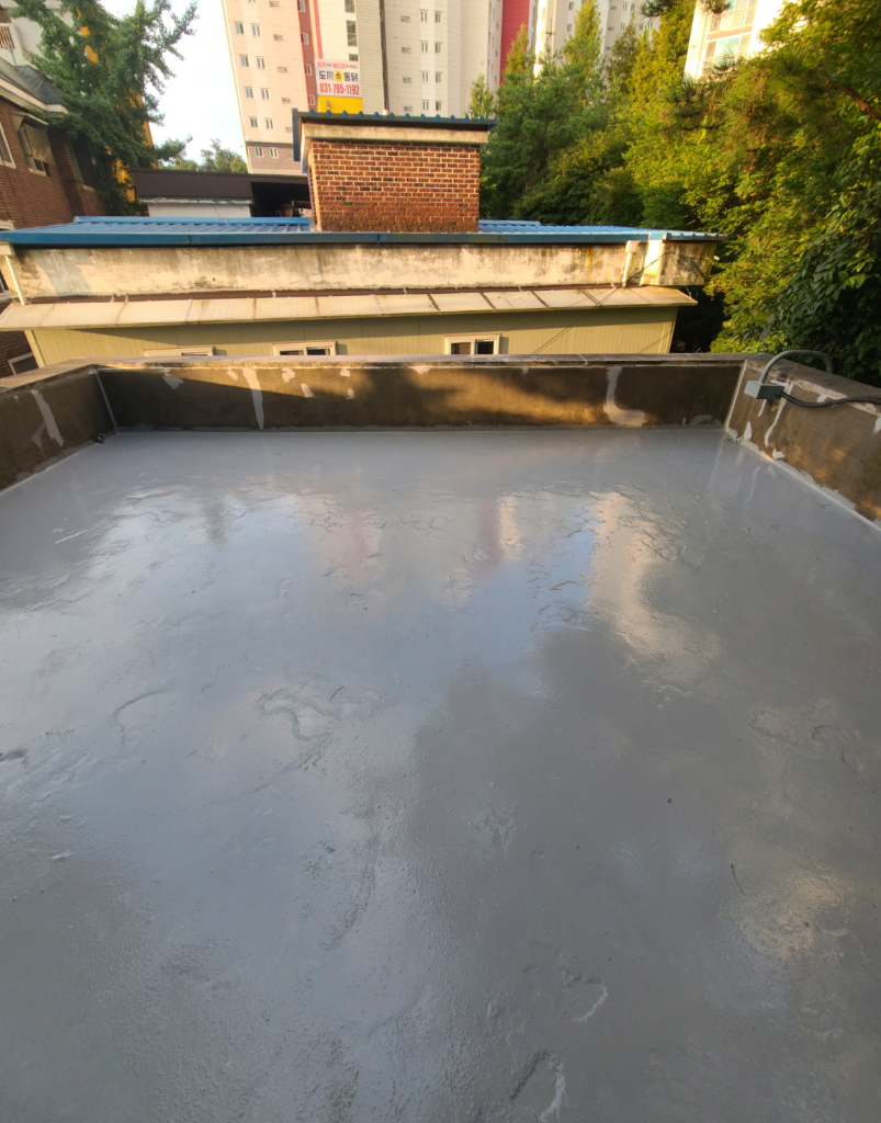 우레탄 1차 도포 완료 — 회색빛 방수층 형성