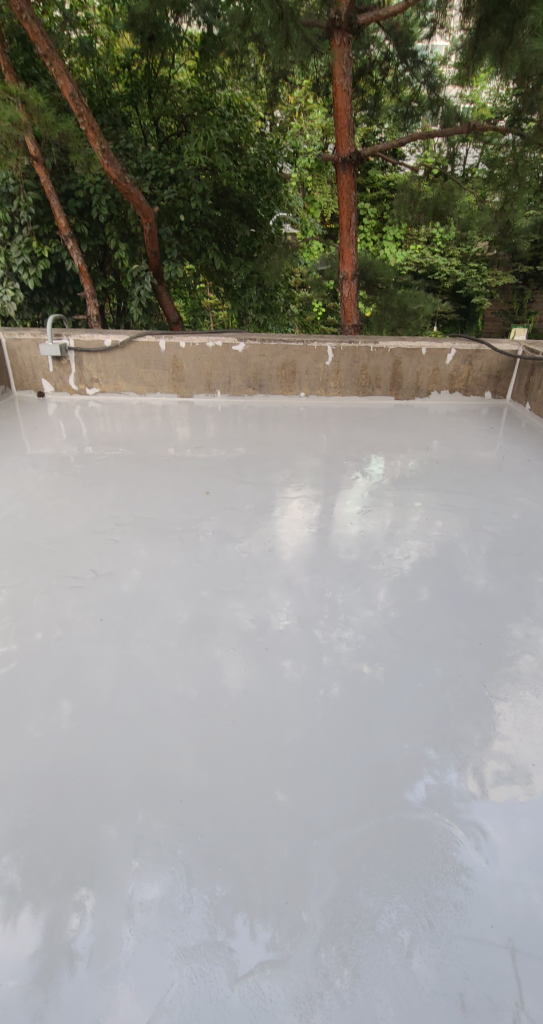 우레탄 2차 도포 완료 — 균일한 회색 방수층 형성