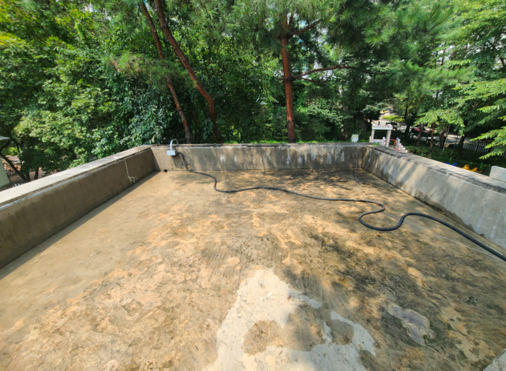 프라이머 도포 완료 — 크림색 균일한 바탕면 형성