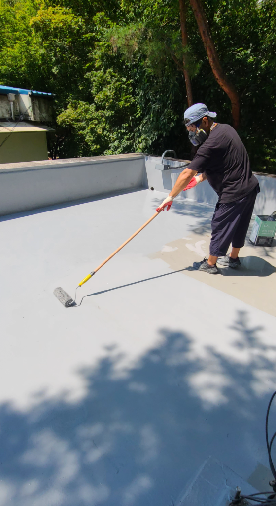 상도 마감 작업 중 — 롤러를 이용한 탑코트 도포